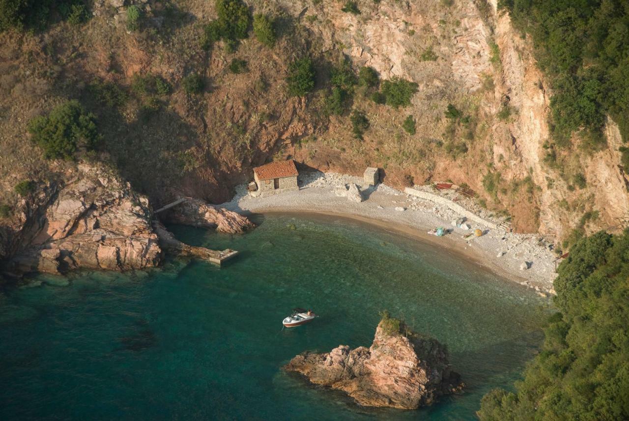 Brand New Apartments Sveti Stefan Bagian luar foto